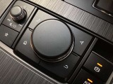 「MAZDAコネクト」コマンダー部 手元を見ることなく操作出来るように左手を自然に降ろした位置に設置。シンプルで使いやすく、機能を覚えやすいボタン配置になっています。