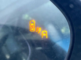【ブラインドスポットモニター】走行中、ドアミラーの死角になりやすい箇所に後続車が接近するとサイドミラーのレンズに警告を表示!ドライバーに注意喚起をしてくれます。