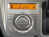 【オートエアコン】一度お好みの温度に設定すれば、車内の温度を検知し風量や温度を自動で調整。暑い&hellip;寒い&hellip;と何度もスイッチ操作をする必要はありません。快適な車内空間には必須の機能ですね♪
