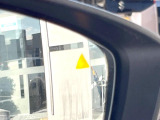 【ブラインドスポットモニタリング】走行中、ドアミラーの死角になりやすい箇所に後続車が接近するとサイドミラー付近に警告を表示、ドライバーに注意喚起をしてくれます。