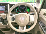 インテリアに合わせたデザインのステアリングは、運転される方のことも考え、運転しやすい形状、大きさです。是非一度、実際に触ってお確かめください。