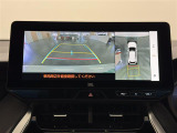 【パノラミックビューモニター】自車周辺をぐるりと俯瞰できるカメラで危険を察知。「床下透過機能」付で、駐車場の白線などにまたがった場合でも画面を見れば一目瞭然です。