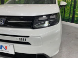 【LEDヘッドライト】悪天候や夜間走行時も良好な視界を確保し安心して運転できる高輝度LEDヘッドライトを装備!点灯速度が早く、消費電力も抑えられています。