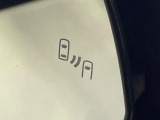 【ブラインドスポットモニター】走行中、ドアミラーの死角になりやすい箇所に後続車が接近するとサイドミラーのレンズに警告を表示!ドライバーに注意喚起をしてくれます。