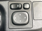 【電動格納ミラー】サイドミラーは電動格納式となっており、狭い駐車場でもキズがつくリスクを抑えられます。