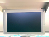 【後席モニター】家族や友人とお出かけする機会が多い方に大人気の後席モニターを装備!見やすい位置に画面がありテレビやDVDの視聴も快適!友達もお子様も、後席にしか乗らなくなるかも??