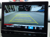 ●便利な装備『リアカメラ』 バックする際に後方映像をナビ画面で確認できますので、車庫入れが苦手な方も安心できますね♪♪ 写真をご覧ください。後方の映像がハッキリ確認できます