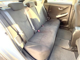 後部座席も気になるようなキズ・汚れやへたり等、大きなダメージはなく、良好な状態です。
