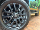 【純正18インチアルミホイール】外観にマッチした純正アルミホイールを装着しております。各種社外アルミホイールや、スタッドレスタイヤも取扱いしております。是非ご相談ください♪