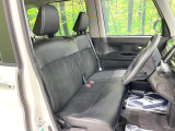 運転席まわりには十分なスペースがあり、大柄な方でもゆったり運転していただける環境です。