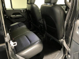【リアシート】屋根までの高さがある車のため、大人の方でも圧迫感が少なく乗車出来ます。足元は広く取られているため、ゆったりとお乗り頂けます。