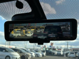 【デジタルルームミラー】車両後方カメラの映像をルームミラーに映すことが出来ます。 そのため、後席に人や荷物があって後方が見えづらい場合でもしっかり視界を確保することが出来ます。