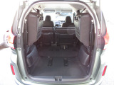 ●3列目シートを左右に跳ね上げして、2列目シートを前方に倒すと、こんなに広い荷室が出来ますよ!背の高い荷物も積めます。ショッピングやレジャーに何かできそうな雰囲気のラゲッジスペースです!