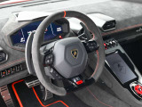 ステアリングにはウィンカー、ワイパー等の操作ボタンが配置されております。