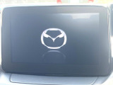 【8インチマツダコネクト】車内の雰囲気にマッチした大型のディスプレイ。スマホ接続でのナビ使用やBluetooth再生等、様々な機能が楽しめます。直感的なダイヤル操作が可能で、使い勝手も良好です。