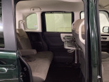 狭い駐車場でも、スライドドアならチャイルドシートへのお子さまの乗降や荷物の積載もスムーズ。