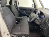 ゆったりと座れる運転席シートですのでストレスなく運転が出来ますよ!