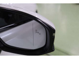 BSM搭載。バック出庫の際に左右から接近する車両を検知警告するRCTA。RCDも搭載。さらに、ドアを開ける際に後方からの接近車両との衝突の可能性がある場合警告するSEAも搭載しています。