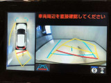 パノラミックビューモニターを装備。クルマを真上から見るように周囲を確認できます。機能の詳細は販売店スタッフまでおたずねください。
