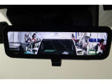 電子インナーミラーです。バックドア内側のカメラでインナーミラーに後方映像を表示します。大人数乗車していても、荷物が多くても後方確認が難なく出来ます。ハイエースのように大きな車にはとても便利ですね。