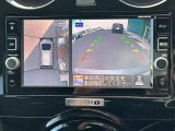 【アラウンドビューモニター】まるでクルマを真上から見下ろしたかのような視点で駐車をサポートします!クルマの斜め後ろや真横など、前後左右の4つのカメラの映像が合成されて、モニターに映し出されます。