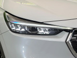 【LEDヘッドライト】悪天候や夜間走行時も良好な視界を確保し安心して運転できる高輝度LEDヘッドライトを装備!点灯速度が早く、消費電力も抑えられています。