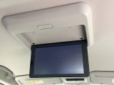 【フリップダウンモニター】大画面モニターで後席でもエンタメをお楽しみいただけます。小さなお子様にも大人気の装備です♪