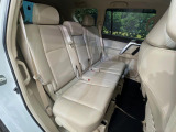 後部座席も気になるようなキズ・汚れやへたり等、大きなダメージはなく、良好な状態です。