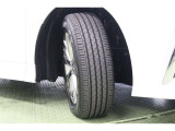 タイヤサイズ 225/60R18。見応えあるトリプルスポークで力強さが演出された純正アルミホイールを装着しています。足元を雅に引き締めてくれ、しっかりした走りも楽しめますよ。