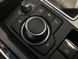 「MAZDAコネクト」コマンダー部 手元を見ることなく操作出来るように左手を自然に降ろした位置に設置。シンプルで使いやすく、機能を覚えやすいボタン配置になっています。