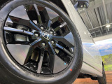 【純正16インチアルミホイール】外観にマッチした純正アルミホイールを装着しております。各種社外アルミホイールや、スタッドレスタイヤも取扱いしております。是非ご相談ください♪