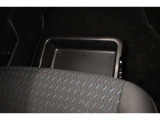 助手席シートアンダートレイ装備!色々収納でき室内もスッキリ!