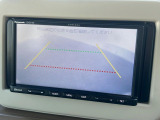 【バックカメラ】駐車時に後方がリアルタイム映像で確認できます。大型商業施設や立体駐車場での駐車時や、夜間のバック時に大活躍!運転スキルに関わらず、今や必須となった装備のひとつです!
