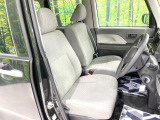 運転席まわりには十分なスペースがあり、大柄な方でもゆったり運転していただける環境です。