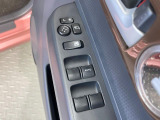 【電動格納ミラー】サイドミラーは電動格納式となっており、狭い駐車場でもキズがつくリスクを抑えられます。