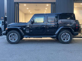 【ホイールアーチ】台形ホイールアーチはJeep伝統のデザインです。採用している理由は諸説ありますが、オフロードを走行する際にタイヤとボディが干渉しあわないよう配慮した作りにするためとなります。