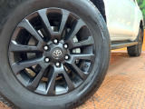 【純正18インチアルミホイール】外観にマッチした純正アルミホイールを装着しております。各種社外アルミホイールや、スタッドレスタイヤも取扱いしております。是非ご相談ください♪