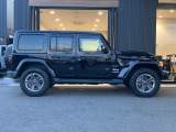 【ホイールアーチ】台形ホイールアーチはJeep伝統のデザインです。採用している理由は諸説ありますが、オフロードを走行する際にタイヤとボディが干渉しあわないよう配慮した作りにするためとなります。