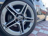 ●純正18インチアルミホイール:輸入車ならではの卓越した走りを支えるホイールと足回りです!日本車の走りに慣れている方にもぜひ体感して頂きたいほど、高いレベルでまとまっています!
