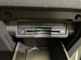 【ETC】有料道路を利用する際に料金所で停止することなく通過できる、ETC車載器(ノンストップ自動料金収受システム機器)が装備されています。セットアップを行うことで利用可能になります。