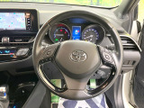 インテリアに合わせたデザインのステアリングは、運転される方のことも考え、運転しやすい形状、大きさです。是非一度、実際に触ってお確かめください。