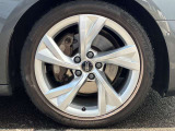 18インチ純正アルミホイール装備 全車両に標準装備の純正アルミホイールは、純正ならではのバランスの良いデザインと、走行安定性をお楽しみ頂けます。