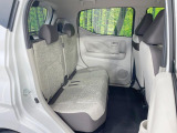 後部座席も気になるようなキズ・汚れやへたり等、大きなダメージはなく、良好な状態です。