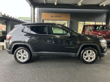 【ホイールアーチ】台形ホイールアーチはJeep伝統のデザインです。採用している理由は諸説ありますが、オフロードを走行する際にタイヤとボディが干渉しあわないよう配慮した作りにするためとなります。
