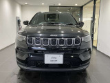 【フロントグリル】7スロットルグリルはJeep伝統の証です。SUVのみにこだわり続けている伝統あるJeep車へお乗り頂いてみてはいかがですか?