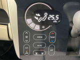 【オートエアコン】一度お好みの温度に設定すれば、車内の温度を検知し風量や温度を自動で調整。暑い&hellip;寒い&hellip;と何度もスイッチ操作をする必要はありません。快適な車内空間には必須の機能ですね♪