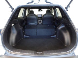 セカンドシートを倒した状態です。セカンドシートは独立可倒、荷物に合わせてラゲッジスペースをアレンジできます。