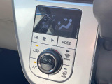 【オートエアコン】一度お好みの温度に設定すれば、車内の温度を検知し風量や温度を自動で調整。暑い&hellip;寒い&hellip;と何度もスイッチ操作をする必要はありません。快適な車内空間には必須の機能ですね♪