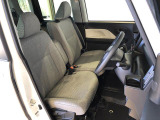 運転席の座面高さを調整できるシートリフターが付いています。フロントシートはベンチシートを採用で、座面も広く使い勝手もいいですよ♪