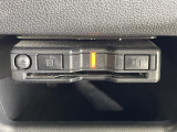 【ETC】有料道路を利用する際に料金所で停止することなく通過できる、ETC車載器(ノンストップ自動料金収受システム機器)が装備されています。セットアップを行うことで利用可能になります。